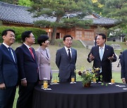 尹, 국회의장단과 靑상춘재서 만찬…‘화합’ 상징 구절판·탕평채 테이블에