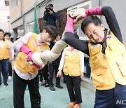 김기현 대표, '이불 빨래는 이렇게 짜야지'