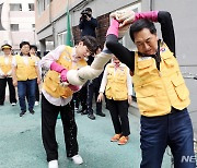 김기현 대표, '이불 빨래는 이렇게 짜야지'