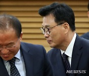 인사 나누고 자리 향하는 윤재옥-박광온