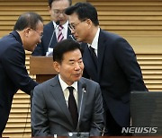 인사 나누는 윤재옥 원내대표-박광온 원내대표