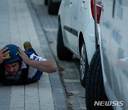 공습경보에 바닥 엎드린 이스라엘 구조대원