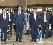 한일 의원 친선 축구 경기 출국하는 국회의원축구연맹 의원들