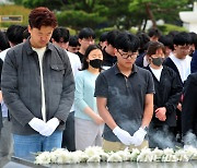 묵념하는 전주 신흥고 학생들