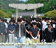 묵념하는 전주 신흥고 학생들