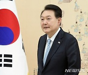 주한대사 신임장 제정식 마친 윤석열 대통령