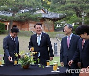 윤석열 대통령, 국회 의장단과 만찬 앞서 차담회