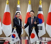 G7회의 마지막날, 한일·한미일 정상회담 조율