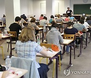 "7년 배워도 영어못해"…佛교사, 시험지 태우며 교육제도에 항의