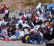 美·멕시코 국경 긴장고조…'42호정책' 폐지 앞두고 이민자 급증