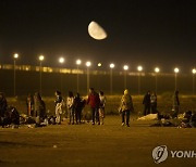 '불법입국 즉시추방' 종료날 美 국경 도착한 중남미 이주민들