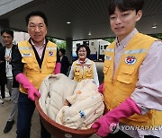 세탁 봉사활동하는 김기현 대표