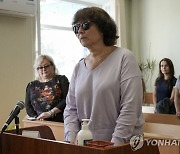 푸틴 부모 묘지에 '살인자 길렀다' 쪽지 남긴 러 여성 집유