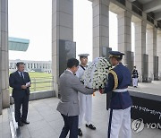 전사자 명비에 헌화하는 박민식 처장