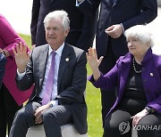 G7 재무장관 회의서 기념 촬영하는 美 연준의장·재무장관