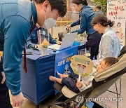 현대백화점, 분당경찰서와 아동학대·미아방지 예방 지문 등록 캠페인 실시