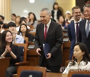 입장하는 골드버그 주한 미 대사