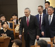 입장하는 골드버그 주한 미 대사