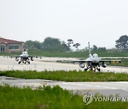 주기장으로 이동하는 (K)F-16 전투기