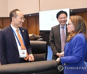 G7 재무장관회의서 각국 대표들과 환담하는 추경호 부총리