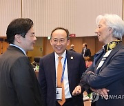 G7 재무장관회의서 각국 대표들과 환담하는 추경호 부총리