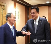 스가 전 日총리, 한국의원들 만나 "한일관계 개선 가속 힘쓸 것"