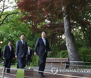 청와대 함께 걷는 윤석열 대통령과 김진표 의장