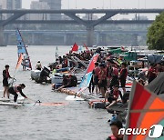 '일찍 찾아온 여름 날씨'…윈드서핑 즐기는 시민들