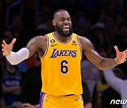 제임스의 레이커스, NBA PO 서부 결승행…커리의 GSW는 탈락