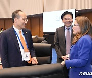 G7 재무장관회의 전 환담하는 추경호 부총리