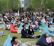 국민에게 개방된 용산어린이정원에서 공연 즐기는 시민들