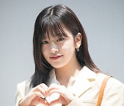 [포토] 아이브 안유진, 숨 참고 럽 하트