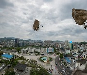 [사진의 기억] 역사적 기억을 상기시키는 돌팔매