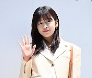 아이브 안유진, 화사한 손 인사 [포토엔HD]