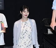 아이유, 화사한 들꽃 드레스와 함께 [포토엔HD]