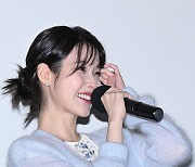 아이유, 일찍 받은 생일케이크에 ‘너무 행복해’ [포토엔HD]