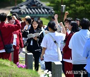 5·18묘역서 '님 행진곡' 부르는 참배객들