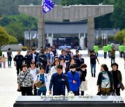 참배객 발길 이어지는 5·18묘역