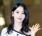 르세라핌 사쿠라,'백옥피부 뽐내며 손인사' [사진]