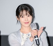 아이유, '황당한' 표절 고발에 맞서 첫 공식석상..무대인사서 밝은 얼굴 [Oh!쎈 이슈]