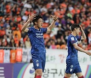 '한호강 김병수호 첫 골' 수원, 강원 2-0 꺾고 시즌 2승