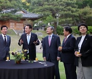 尹 국회 의장단 만찬서 “2년 차 국정은 개혁 추진… 국회 역할 중요”