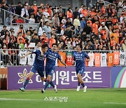 ‘병수 볼’ 수원 삼성, 강원에 2-0 승리···김병수 감독, 친정 강원 제물로 수원 사령탑 첫 승리