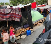 이민자 텐트촌의 아이