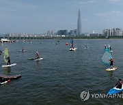 주말 맞은 윈드서핑장