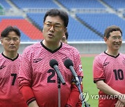 인사말 하는 정진석 한국 국회의원축구연맹 회장