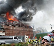 건물 화재…솟아오르는 불길