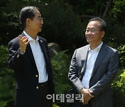 [포토]대화하는 한덕수 총리=-윤재옥 원내대표