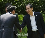 [포토]인사하는 한덕수 총리-김기현 대표