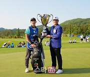 [포토] 임성재 '도움 준 캐디와 함께'